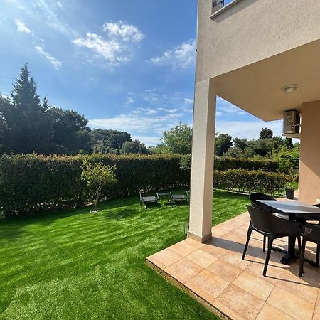 Apartment Punta Premantura E With Garden Екстер'єр фото