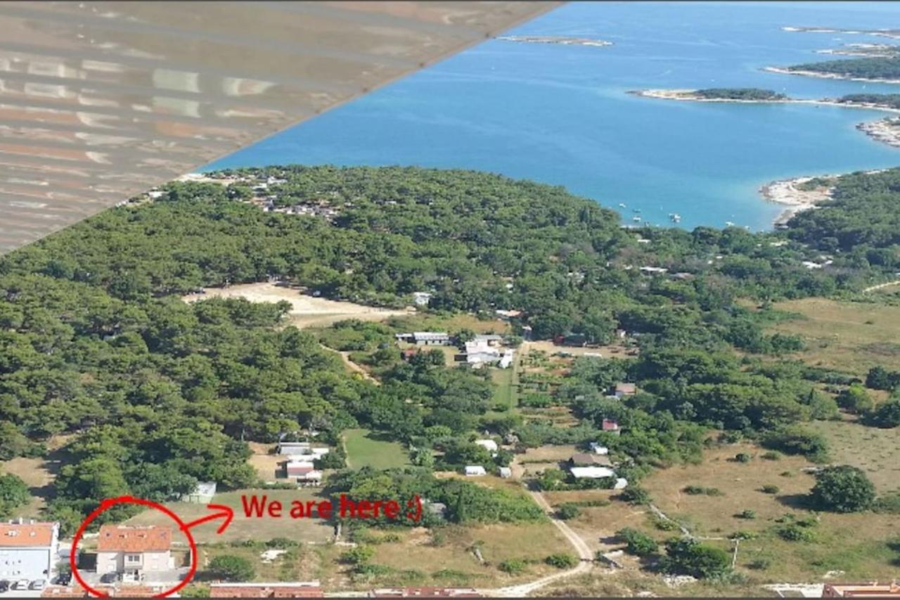 Apartment Punta Premantura E With Garden Екстер'єр фото