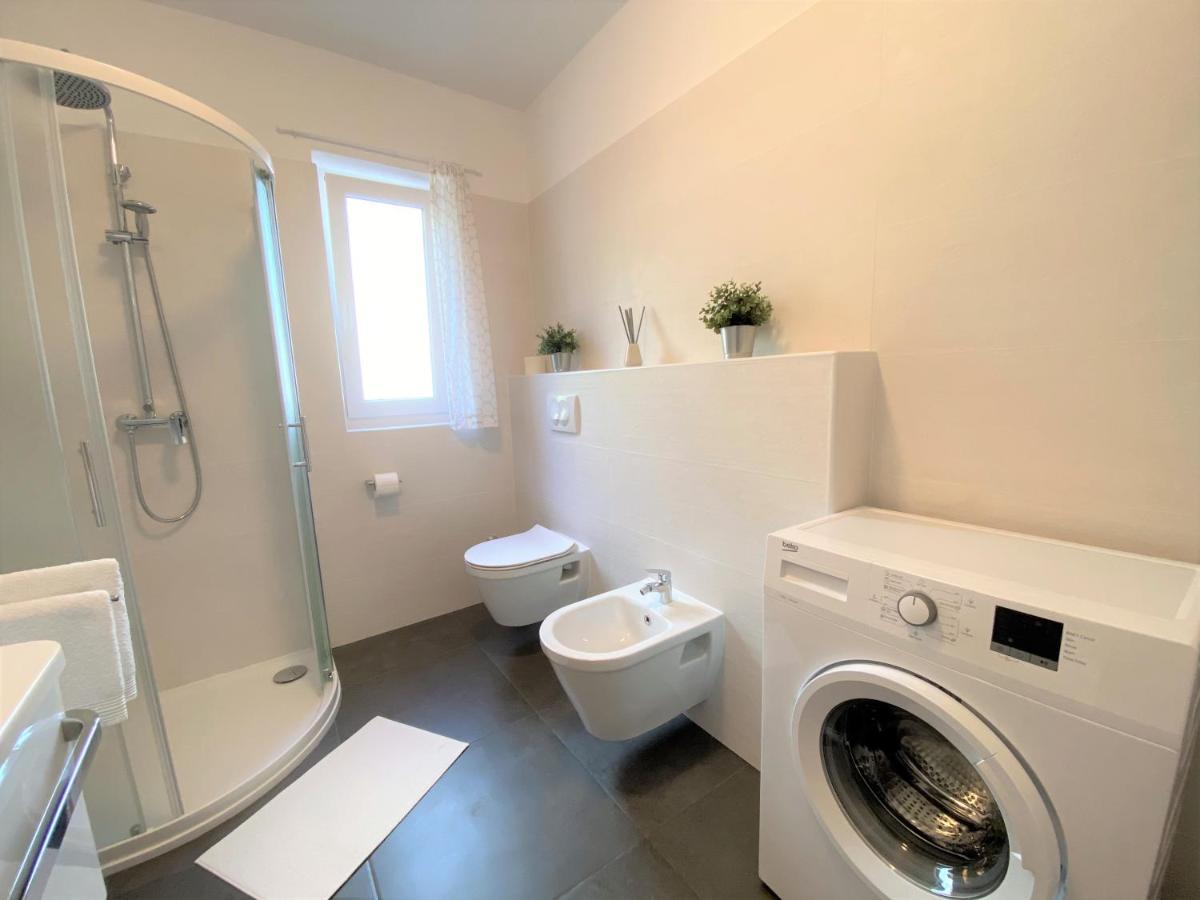 Apartment Punta Premantura E With Garden Екстер'єр фото