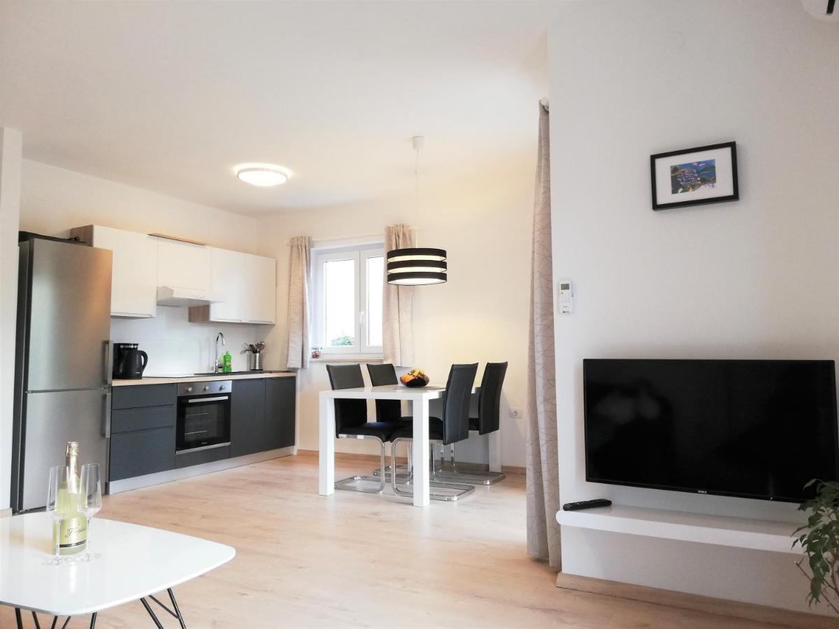 Apartment Punta Premantura E With Garden Екстер'єр фото