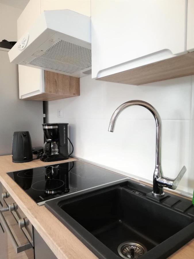 Apartment Punta Premantura E With Garden Екстер'єр фото