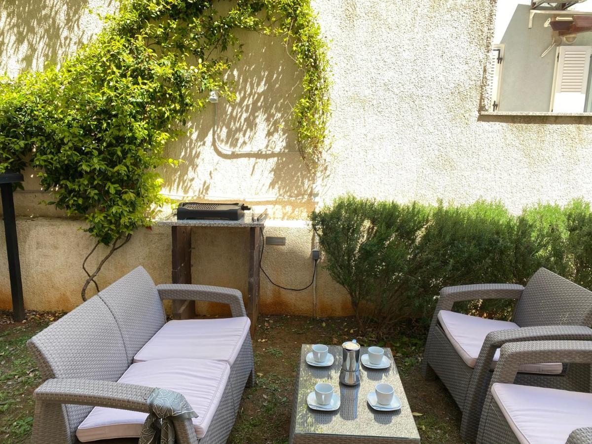 Apartment Punta Premantura E With Garden Екстер'єр фото