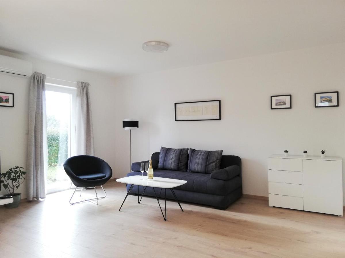 Apartment Punta Premantura E With Garden Екстер'єр фото