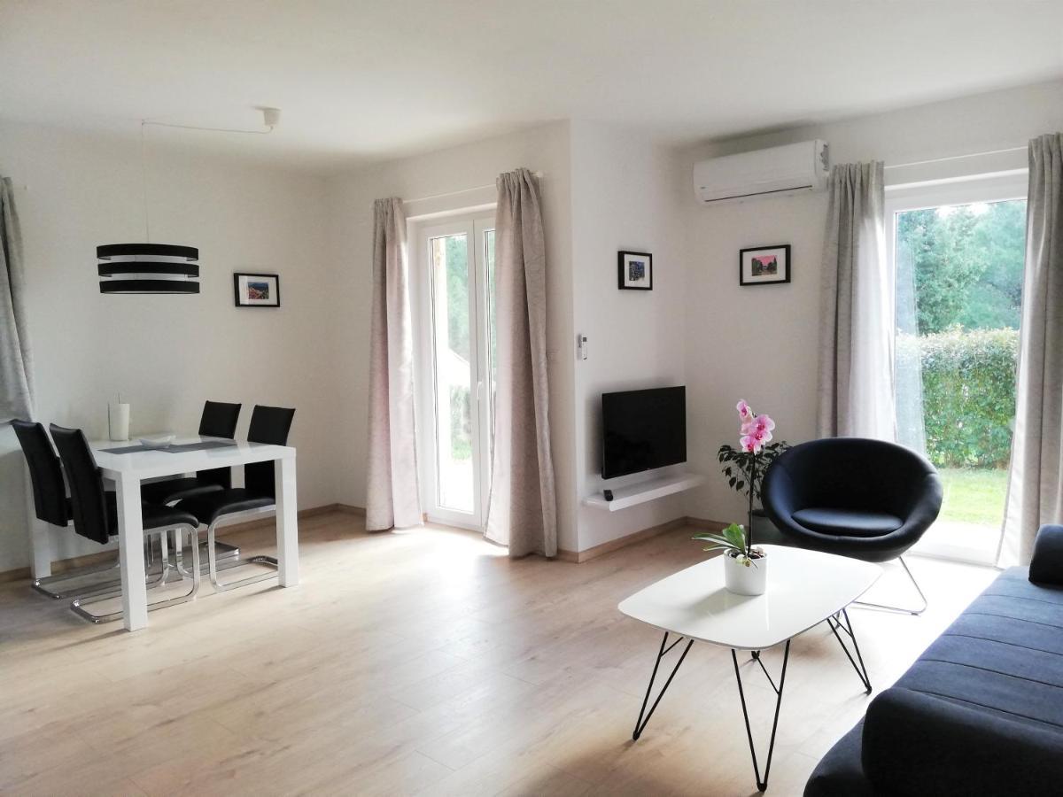 Apartment Punta Premantura E With Garden Екстер'єр фото