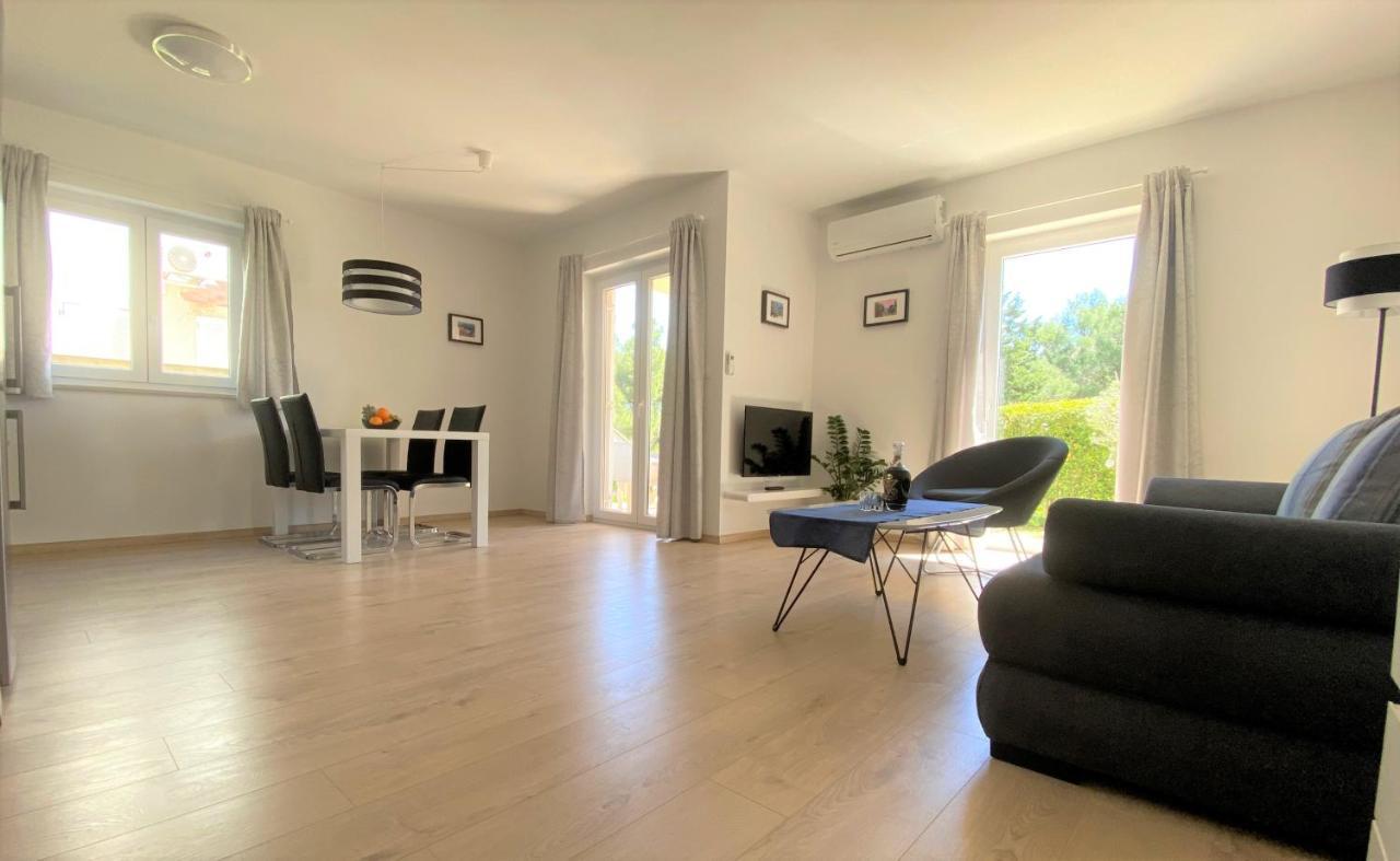 Apartment Punta Premantura E With Garden Екстер'єр фото