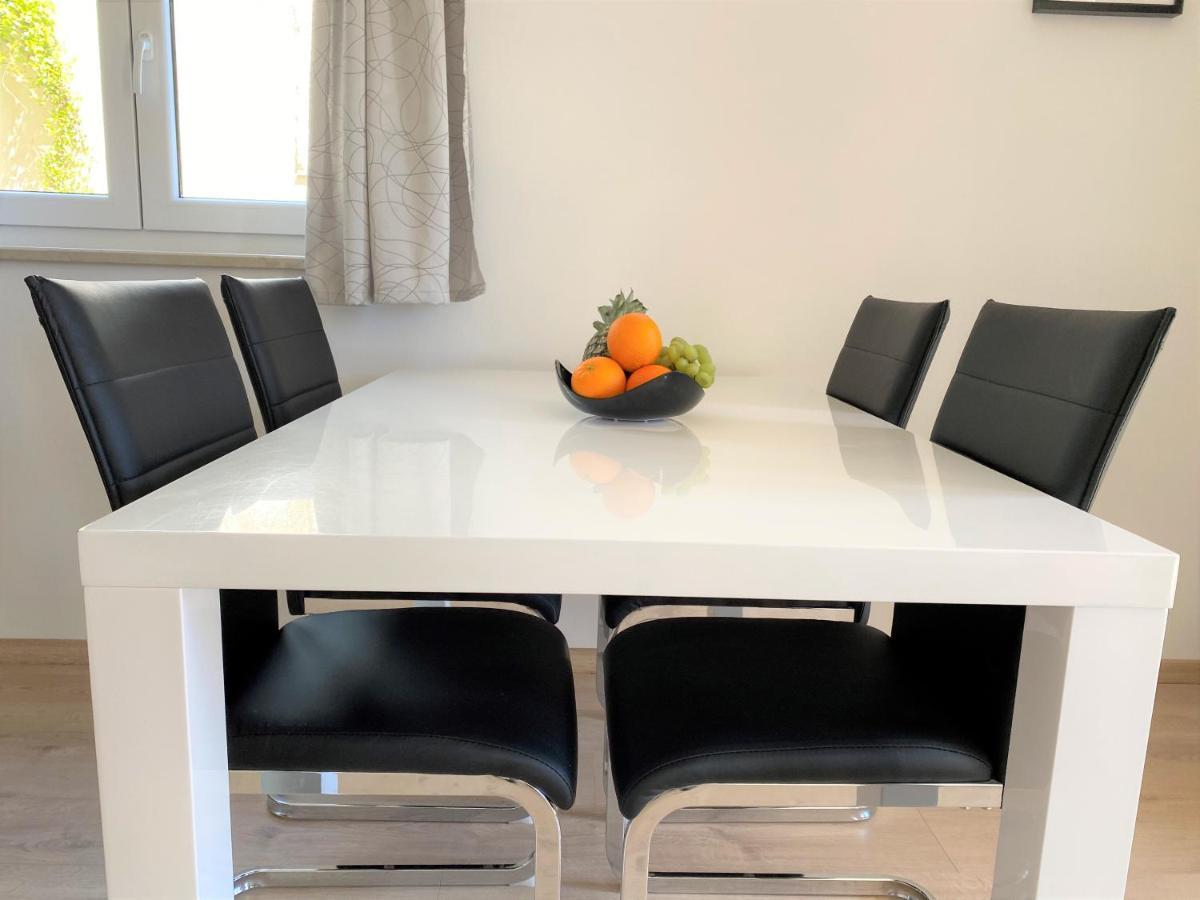 Apartment Punta Premantura E With Garden Екстер'єр фото