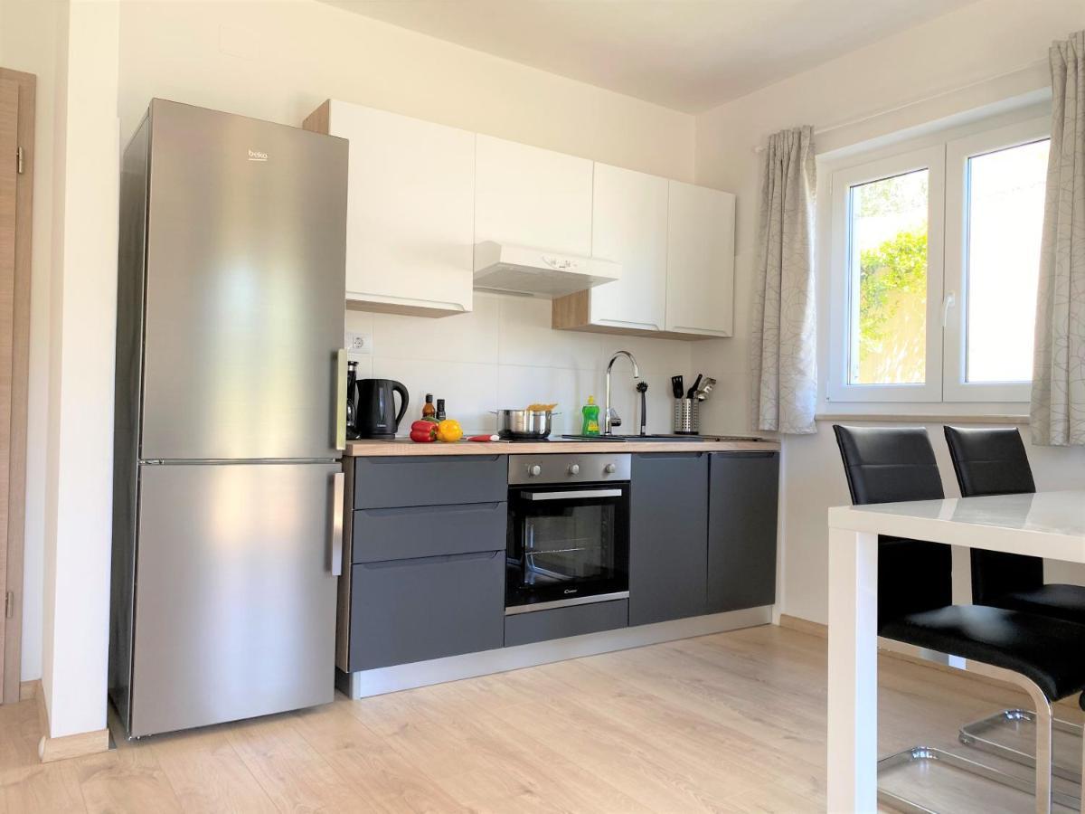 Apartment Punta Premantura E With Garden Екстер'єр фото