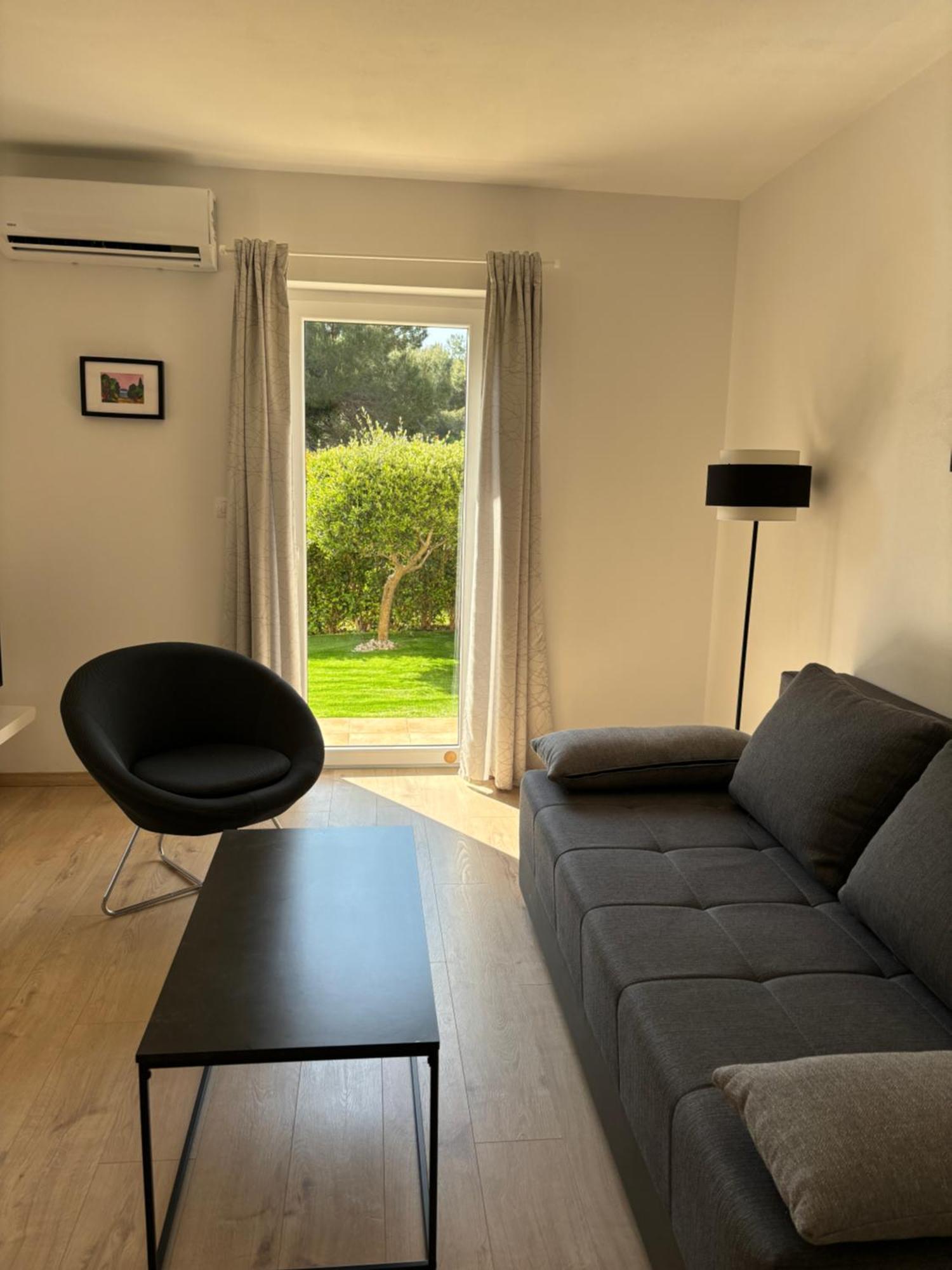 Apartment Punta Premantura E With Garden Екстер'єр фото