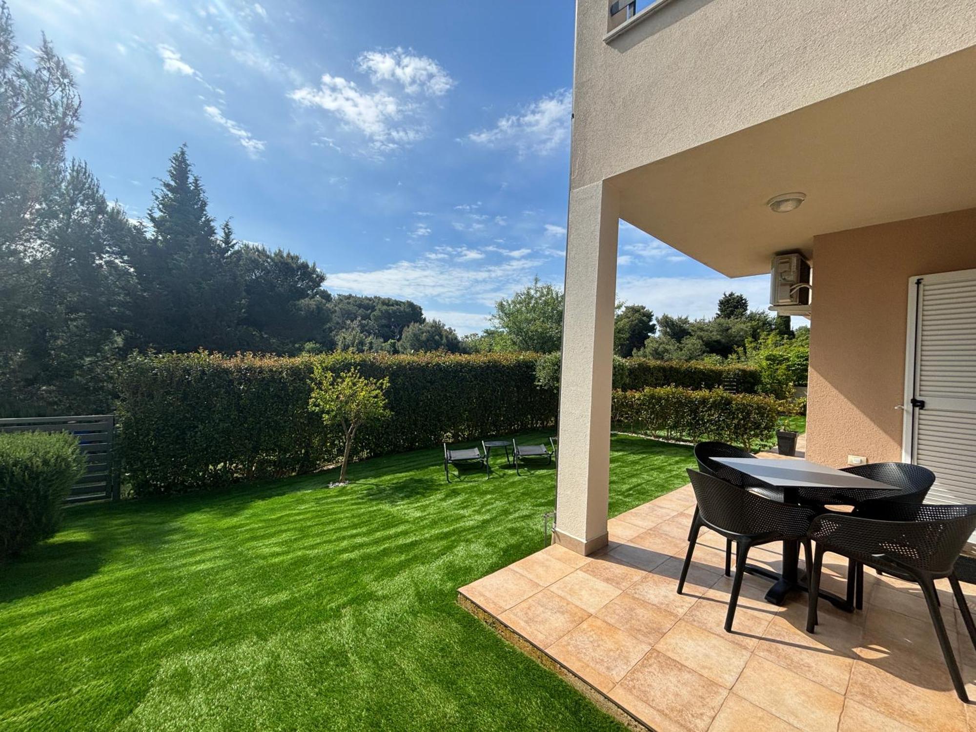 Apartment Punta Premantura E With Garden Екстер'єр фото