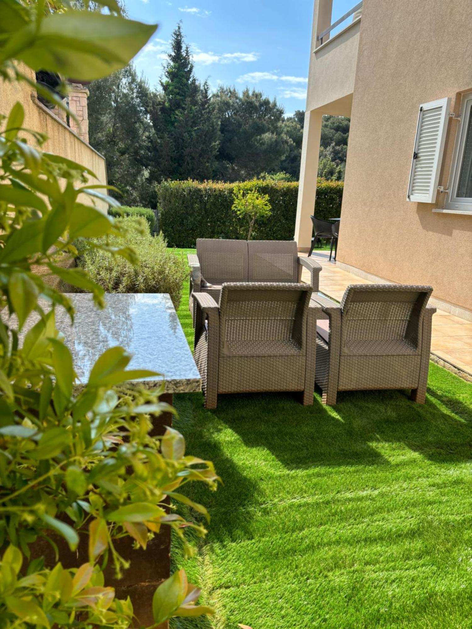 Apartment Punta Premantura E With Garden Екстер'єр фото